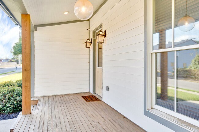 Foto del edificio - 6 Bedroom house in St Elmo!