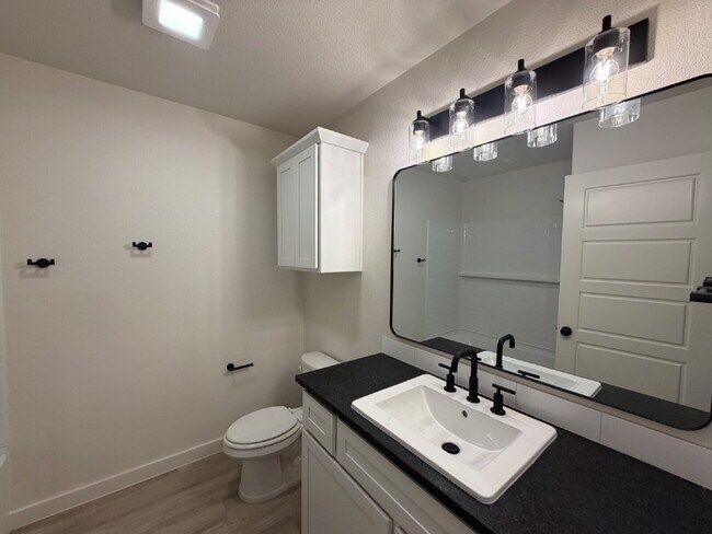 Foto del edificio - New Spacious 3 Bedroom Home with Luxury Primary Suite in Frenship ISD