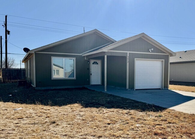 Building Photo - Newer Build 3/2/1 on Quiet Street!