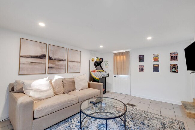 Building Photo - 69B Donelson St