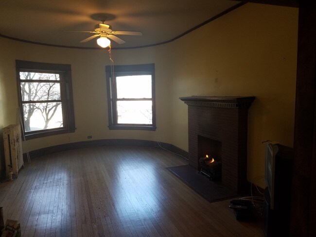 Building Photo - 907 W Gordon Terrace