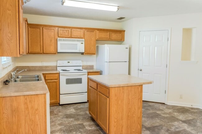 Building Photo - 8009 Logan Dr