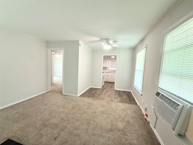 Building Photo - 117 Oak Dr