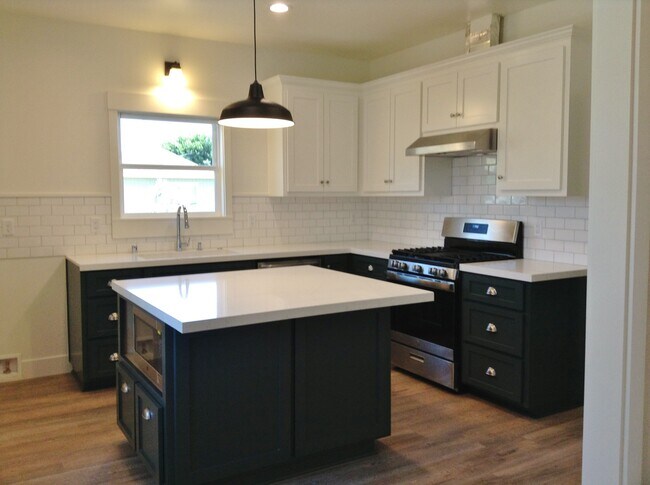 Building Photo - 706 Central Ave