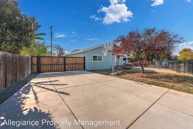 Building Photo - 3 br, 1 bath House - 290 Lindley Dr