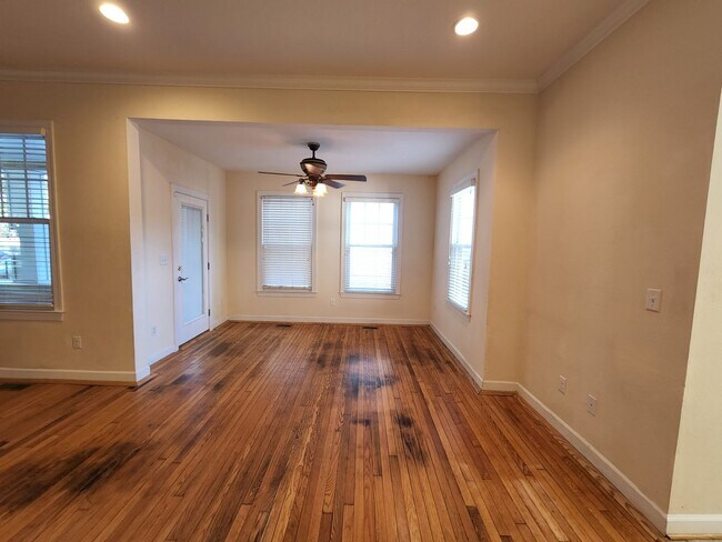 Building Photo - Future rent price $3300 ($3650 with 6 appl...
