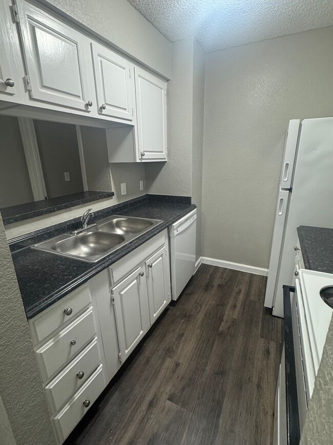 Building Photo - 2421 E 55th Pl