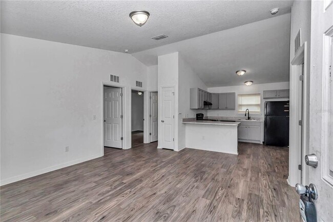 Foto del edificio - 460 Locust Rd