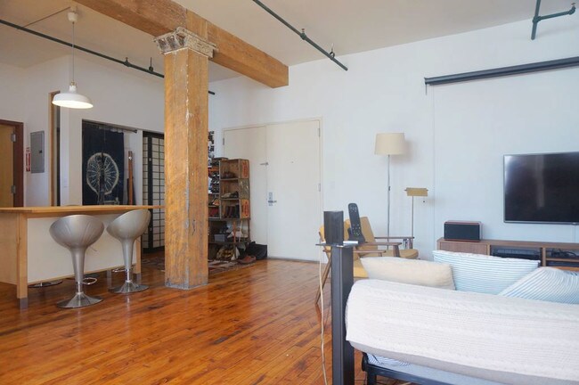 Building Photo - 305 E 140th St