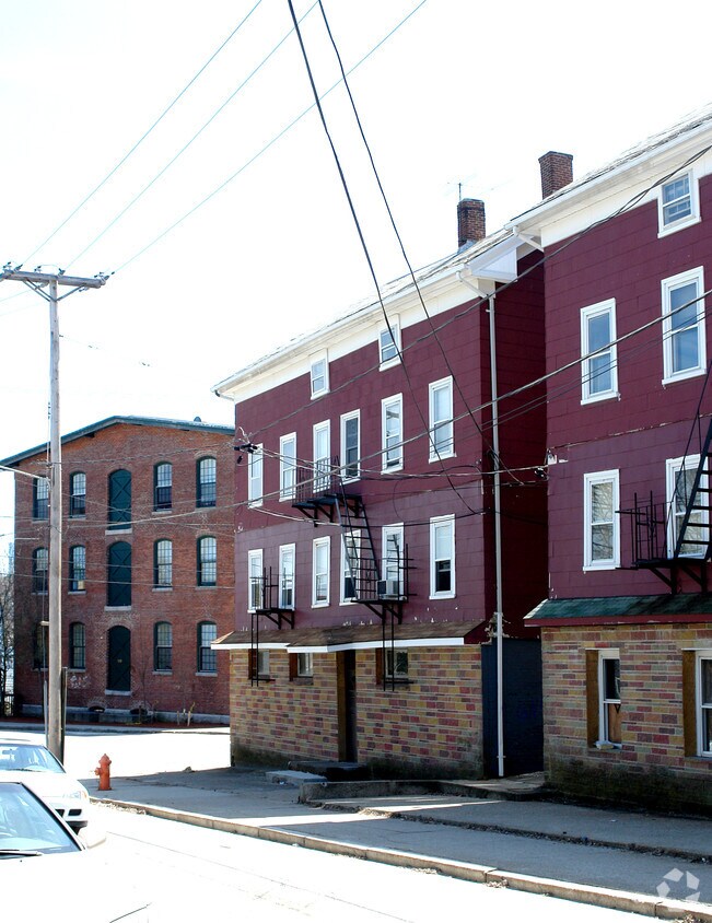 Building Photo - 128 Sayles St