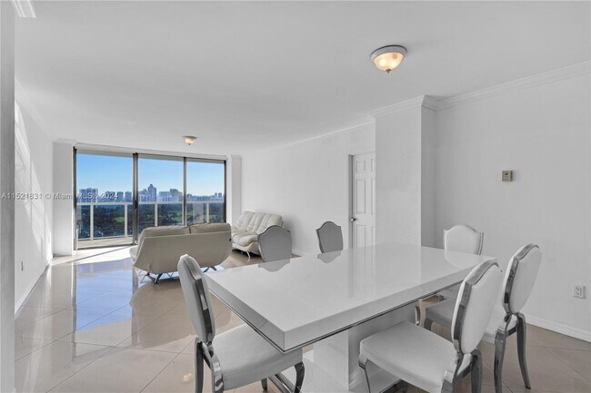 Foto del edificio - 3625 N Country Club Dr