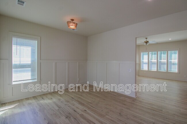 Foto del edificio - 3633 Happyland Blvd
