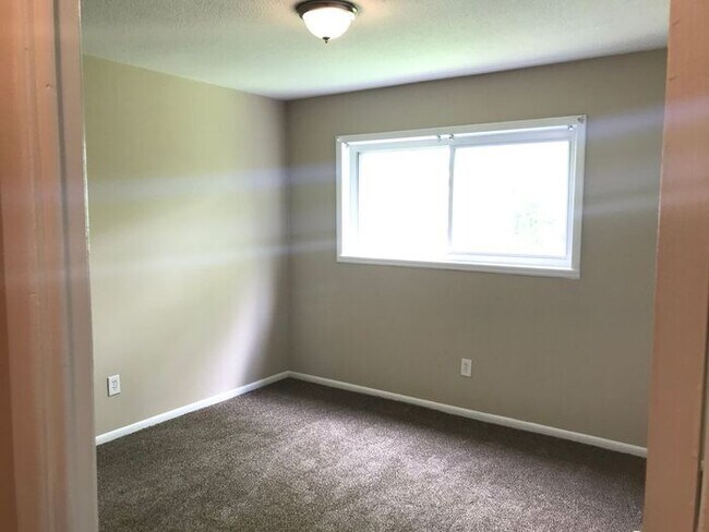 Building Photo - West Cleveland Spacious 1 Bedroom!