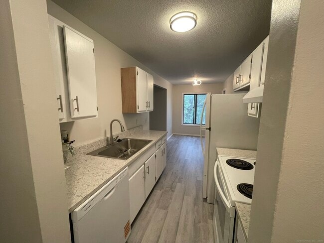 Building Photo - 25 Woodsedge Dr