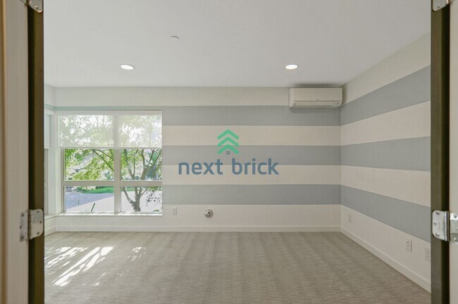 Building Photo - 3 BED & 3 BATH TOWNHOUSE FOR RENT