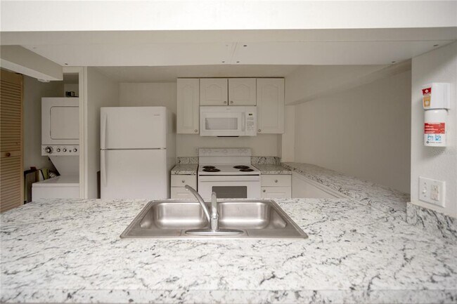 Foto del edificio - 811 Orchid Dr