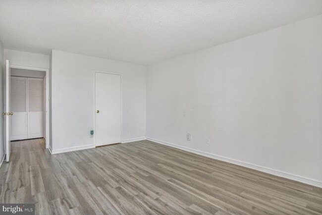 Building Photo - 2300 Pimmit Dr