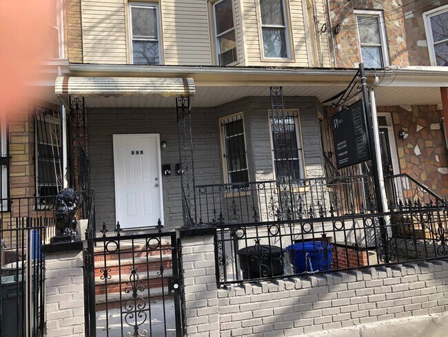 Building Photo - 295 E 38th St