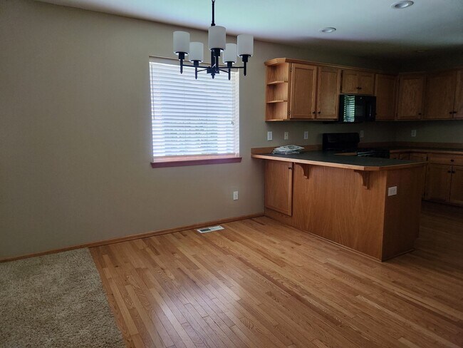 Building Photo - 16 Rocky Ridge Dr