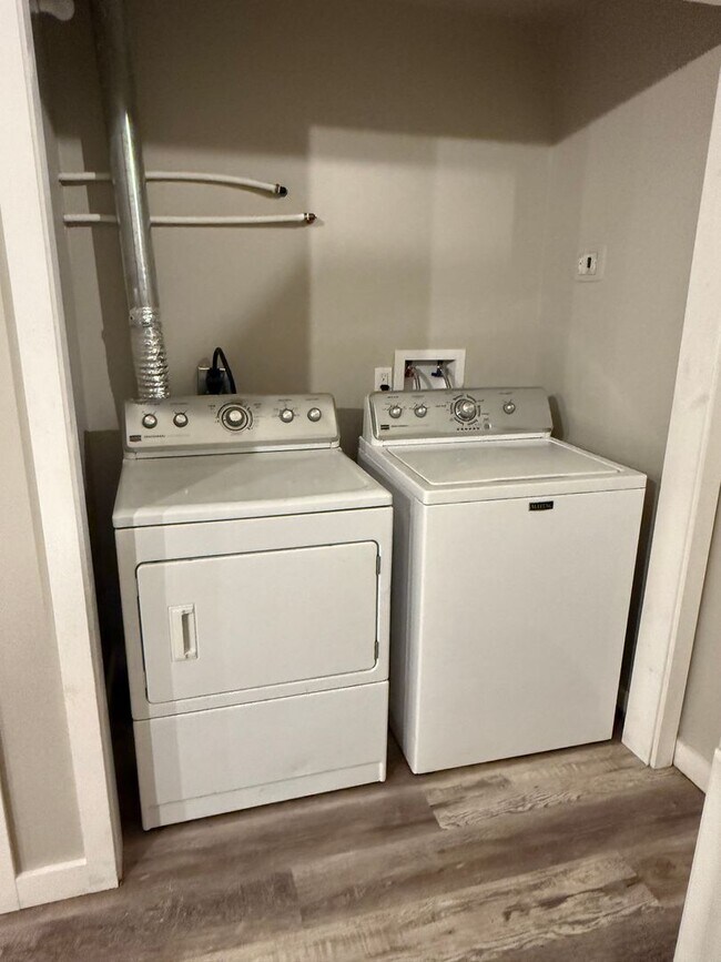 Building Photo - Beautiful 3 Bedroom, 2 Bathroom Quadplex N...