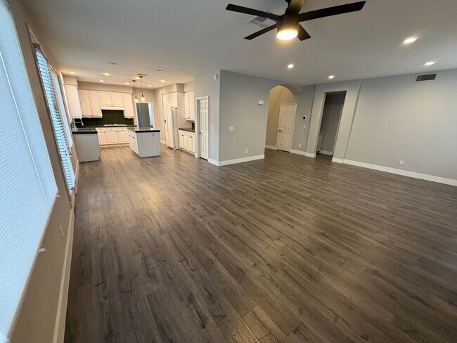 Foto del edificio - BEAUTIFUL 5BD/3BA TWO-STORY HOME W/ POOL IN HENDERSON. 3 CAR GARAGE!