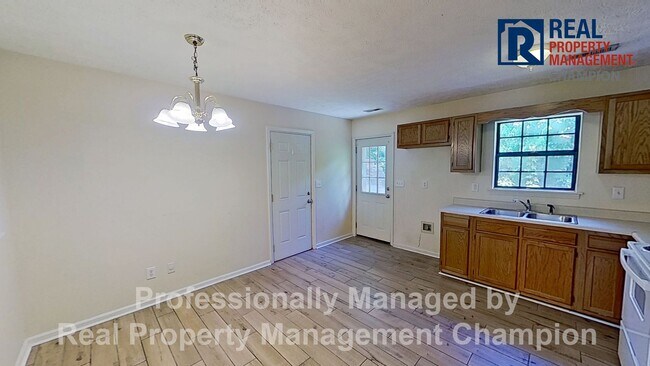 Foto del edificio - All Brick Ranch with Attached Garage on Large Lot