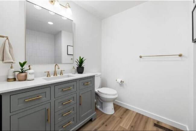 Foto del edificio - 322 E 15th St