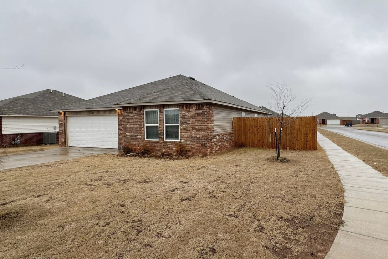 Building Photo - Sweet 4 Bed  in Mustang!