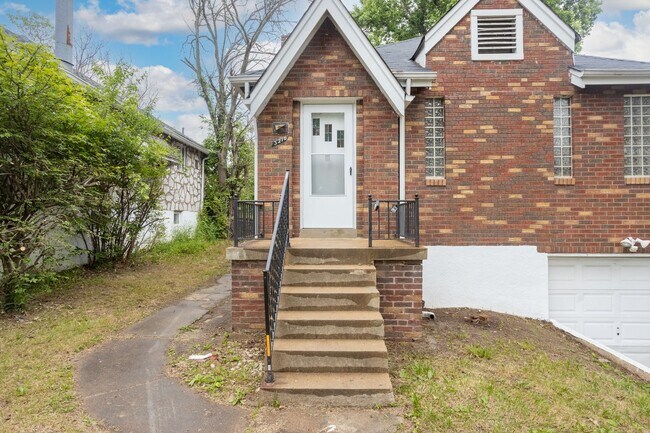 Building Photo - Charming 3 Bedroom 2 Bathroom Home