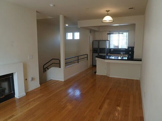 Building Photo - Beautiful Townhouse | Prime Location