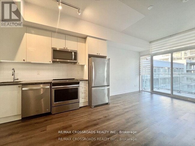 Building Photo - 621-621 Sheppard Ave E