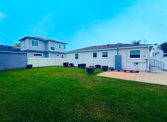 Foto del edificio - Classic Crown Point Beach Home – Charming Coastal Living Just Minutes from the Bay