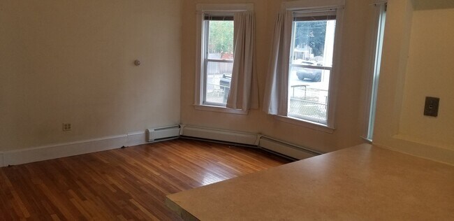 Building Photo - 1 Bed 1 bath available 9/1