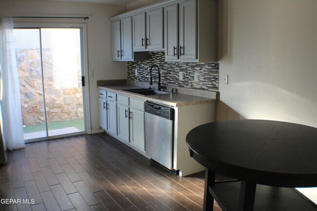 Foto del edificio - 4805 Ramon Vega