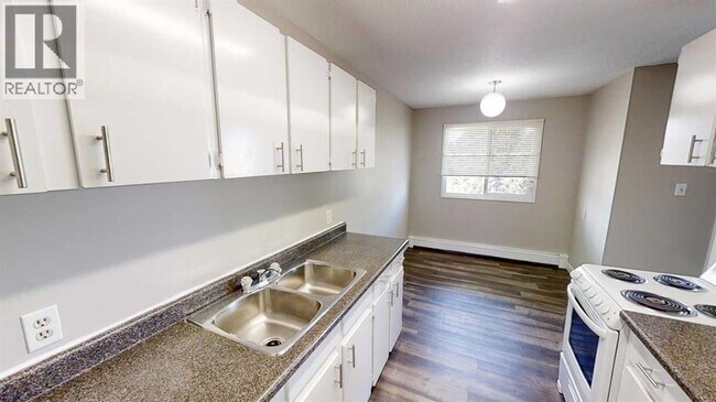 Building Photo - 10105-10107 107 Ave