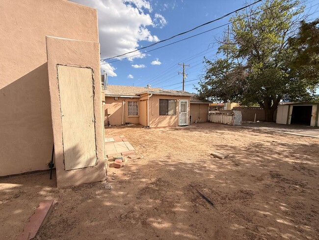 Building Photo - Charming 4 bedroom, near NMSU