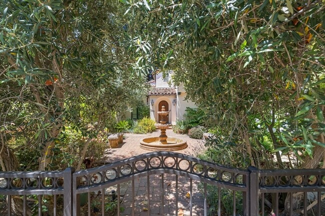 Building Photo - Mediterranean Beauty in Crescent Park – 5B...