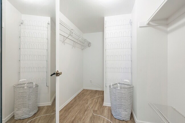Master walk in closet - 44329 Venice Ct