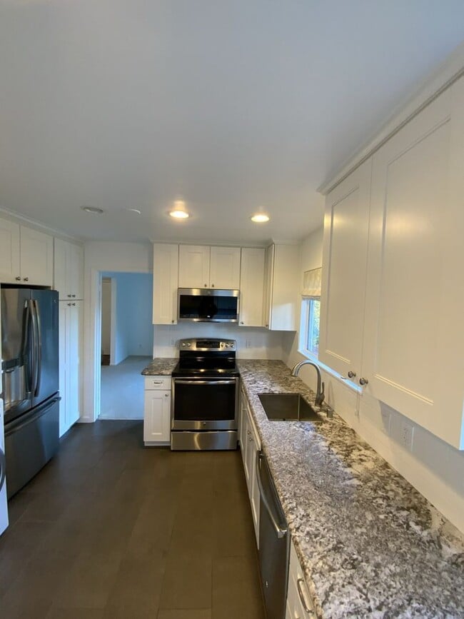 Building Photo - Elegant Remodeled 3BR Condominium in Sharo...