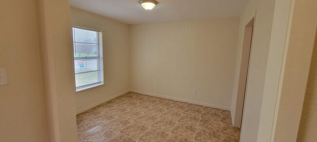 Foto del edificio - Like new, remodeled corner 3/2/2 all-tiled...