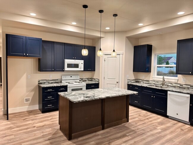 Building Photo - 1015 Cheney Dr W