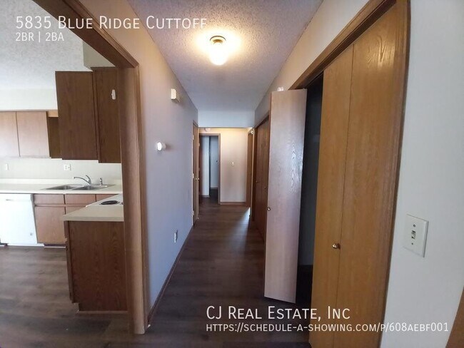 Foto del edificio - 5835 Blue Ridge Cutoff