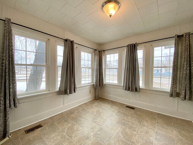 Building Photo - Updated 2 Bed 2 Bath House
