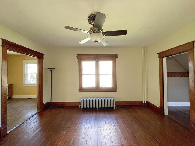 Building Photo - 1213 E Hanna Av