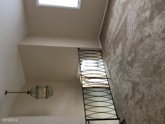 Building Photo - 3 br, 1 bath Apartment - 371 Doane Avenue