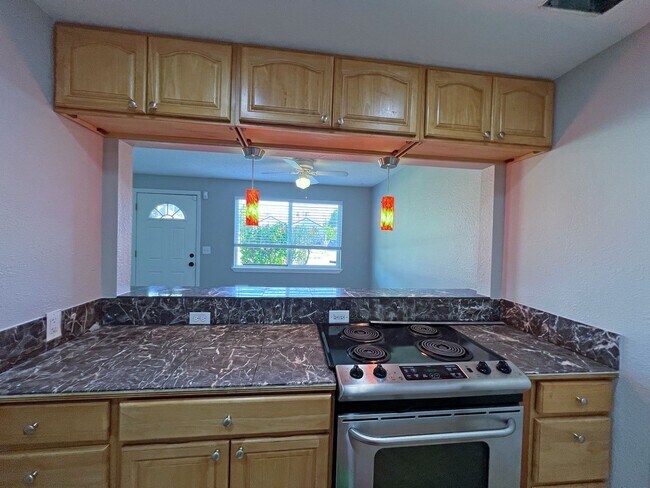 Building Photo - Charming Immaculate Three Bedroom Rambler in Tacoma