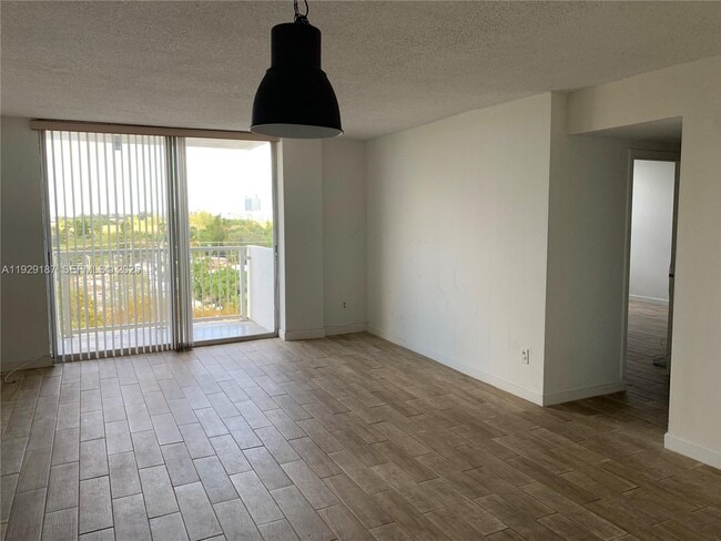 Foto del edificio - 2000 NE 135th St