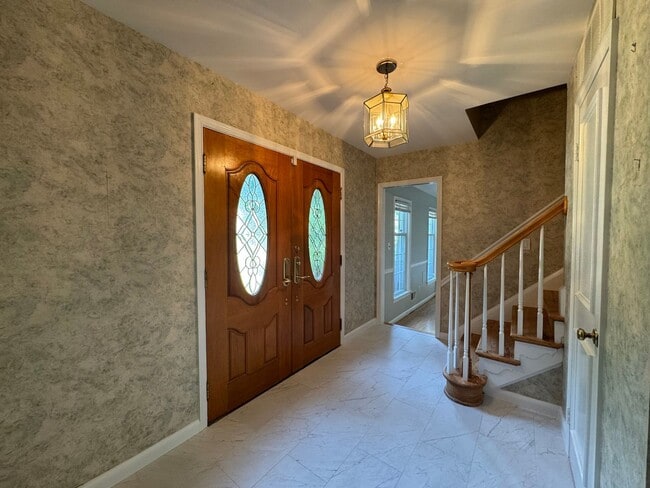 Building Photo - Spacious And Elegant 4 Bed 3 Bath Home Wit...