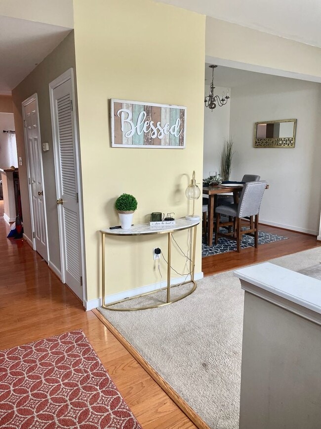 Building Photo - Beautiful 3 BD 2.5 Bath Town Home