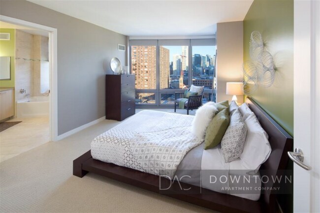 Foto del edificio - 330 W Grand Ave